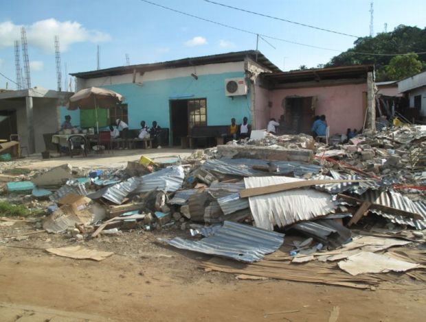 Casas destruídas no caminho da Seleção para o treino no Gabão (Foto: Márcio Iannacca/GLOBOESPORTE.COM)