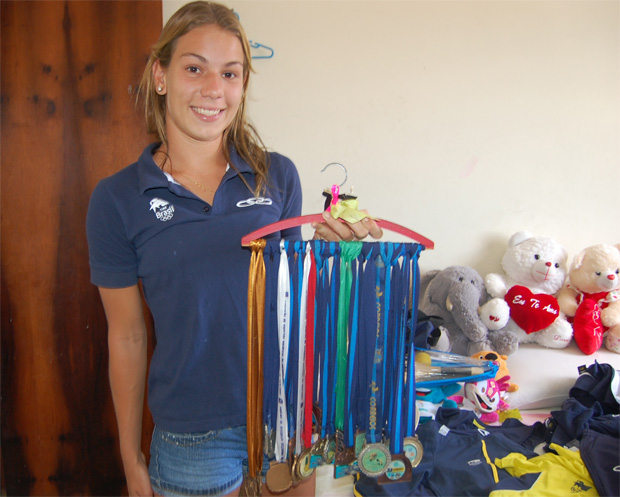 Bruna Brunnett exibe medalhas conquistadas em diversas competições (Foto: Renata Vasconcellos)