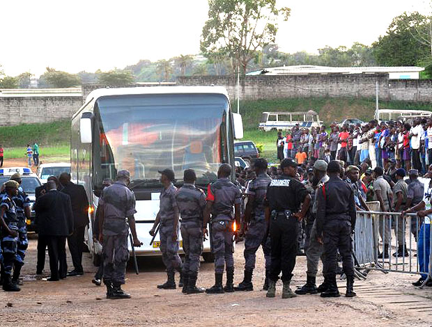 chegada do ônibus para o treino da Seleção para o amistoso contra o Gabão (Foto: Márcio Iannacca / GLOBOESPORTE.COM)