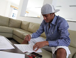 Neymar assinando contrato do Santos (Foto: Divulgação / Site Oficial do Santos FC)