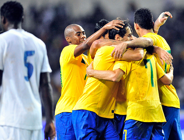 Comemoração do Brasil x Gabão (Foto: AFP)