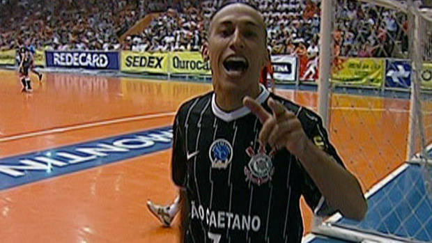 FRAME - Danilo faz o terceiro gol do Corinthians contra Carlos Barbosa no futsal (Foto: Reprodução/SporTV)