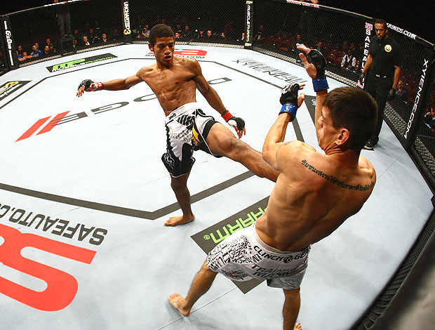 Alex Caceres na luta contra Escovedo no UFC (Foto: Getty Images)
