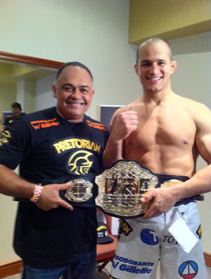 Luiz Dórea posa com Júnior Cigano e o cinturão do UFC (Foto: Reprodução/Twitter)