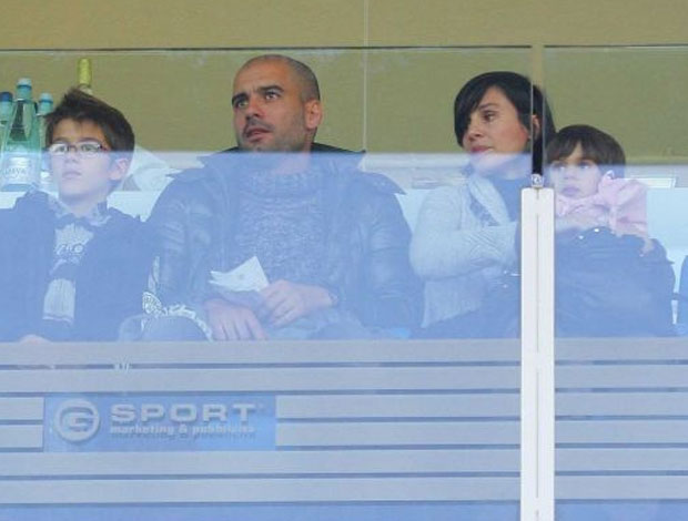 Guardiola acompanha jogo da segundona italiana com a família (Foto: Corriere dello Sport)