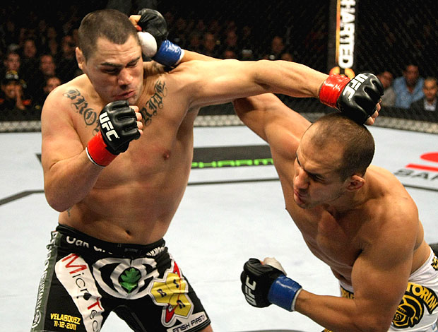 Junior dos Santos Cigano acerta soco em Cain no UFC (Foto: Getty Images)