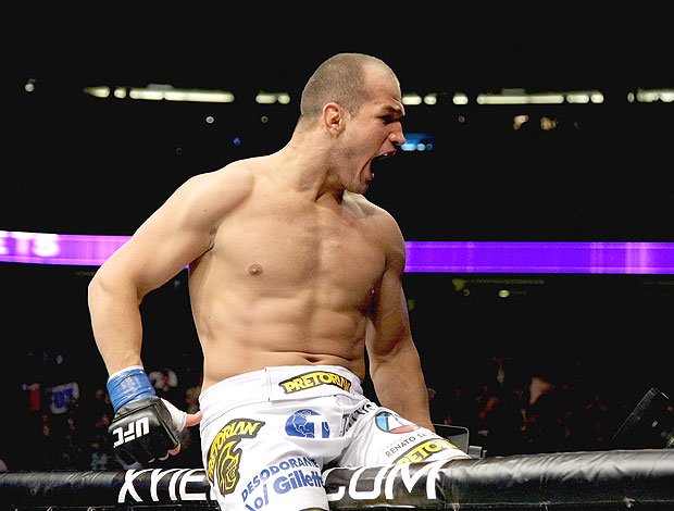Junior dos Santos comemora vitória sobre Cain no UFC (Foto: Getty Images)