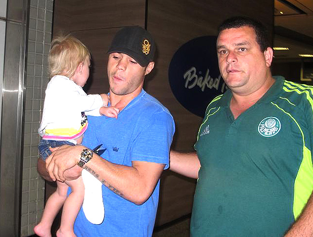 Kleber do Palmeiras com criança no colo (Foto: Wagner Eufrosino / Globoesporte.com)
