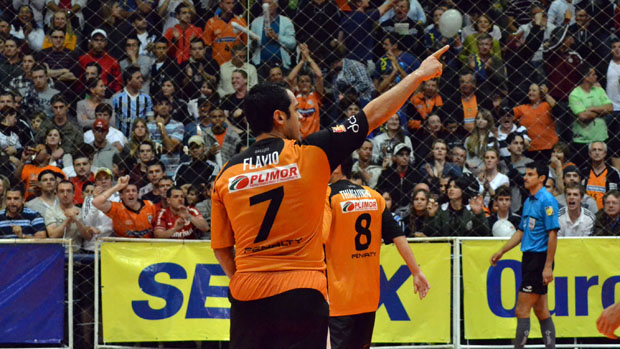 Carlos Barbosa e Santos se enfrentam no primeiro jogo da final da Liga Futsal (Foto: Divulgação/CBFS)