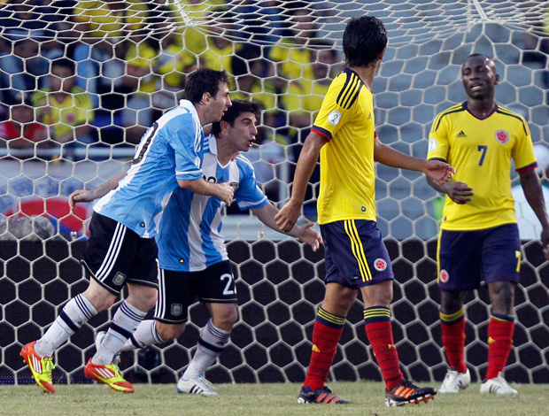 Messi comemora gol da Argentina sobre a Colômbia (Foto: AP)