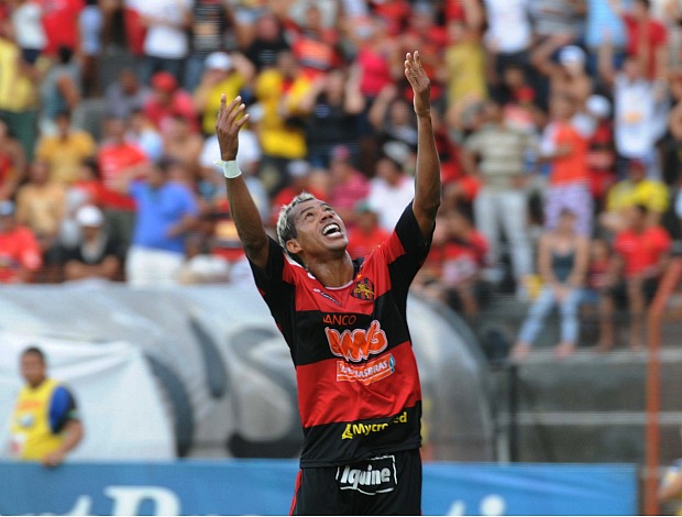 Marcelinho Paraíba comemora o primeiro gol do Sport contra o Paraná (Foto: Antônio Carneiro)