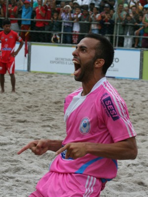 Bruno Xavier, autor de dois gols na final da I Copa dos Campeões de futebol de areia (Foto: Divulgação / Pauta Livre)