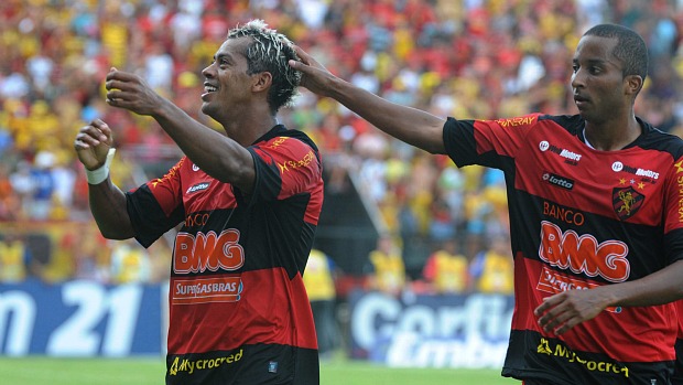 Marcelinho Paraíba comemora o primeiro gol do Sport contra o Paraná (Foto: Antônio Carneiro)