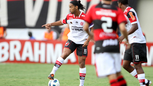 Ronaldinho decepciona e leva até chapéu em seu 50º jogo