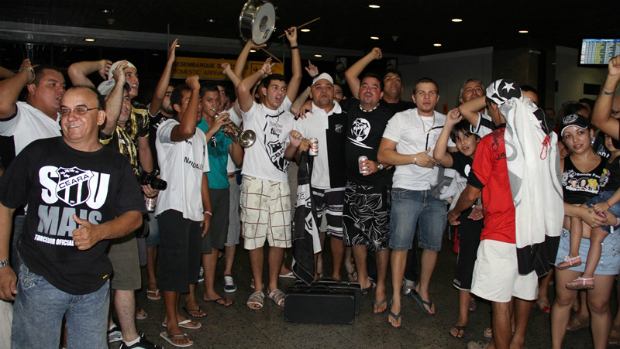 Torcida lota aeroporto para recepcionar atletas do Ceará