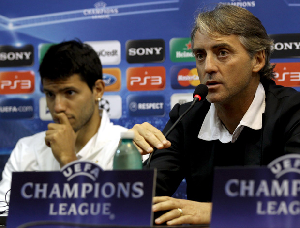 Aguero e Mancini em coletiva no Manchester City (Foto: Getty Images)