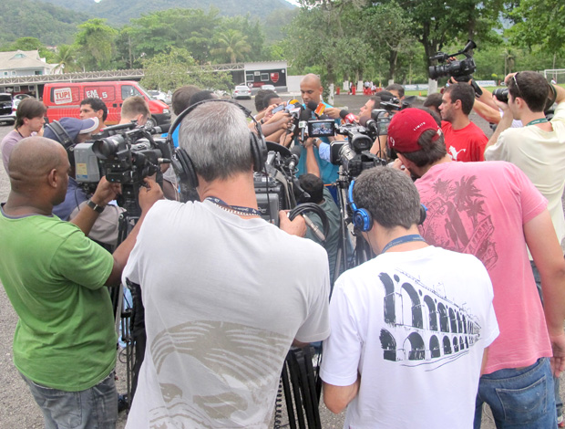 Alex Silva entrevista fora da sala de imprensa (Foto: Richard Souza/Globoesporte.com)