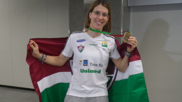 Natália Falavigna desembarca no Rio com medalha e bandeira (Foto: Luna Vale/Globoesporte.com)