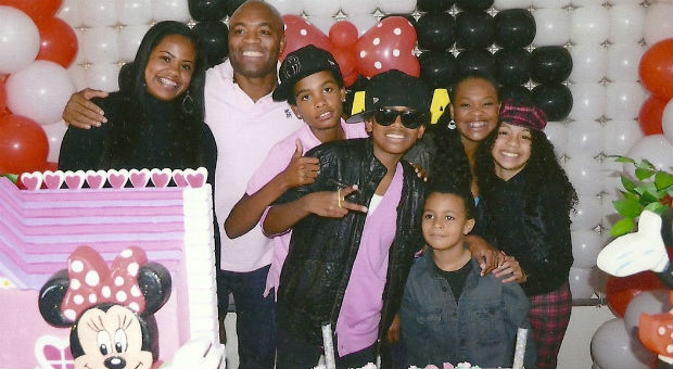 Anderson Silva em festa ao lado de sua família  (Foto: Arquivo Pessoal)