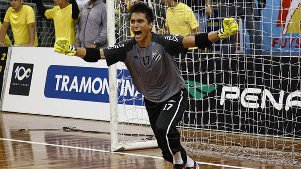 Paulo Vitor defende pênalti e Santos é campeão da Liga Futsal (Foto: Ivan Storti/Santos FC)