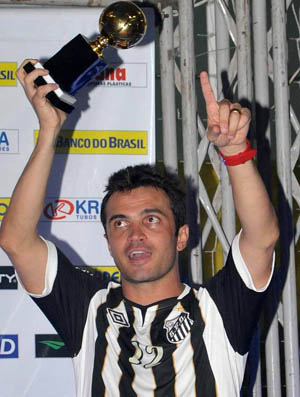 Falcão recebe o prêmio de artilheiro da Liga Futsal 2011 (Foto: Ivan Storti/Santos FC)