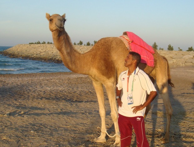 Neném e o camelo no Catar futebol de areia (Foto: Arquivo Pessoal)