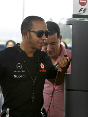 Hamilton já está no Brasil para GP do fim de semana (Foto: AFP)
