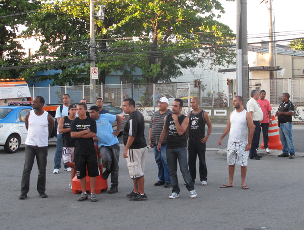 Torcida do Botafogo protesta no engenhão (Foto: Thales Soares/Globoesporte.com)