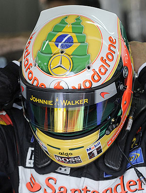Hamilton com capacete em homenagem a Senna (Foto: AFP)