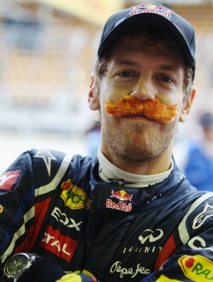 Vettel coloca bigode em referência a Mansell (Foto: Getty Images)