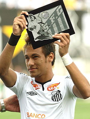 Neymar ganha placa do Santos (Foto: Maurício de Souza / Ag. Estado)