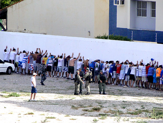 torcida do Fortaleza é detida pela polícia no PV (Foto: Fernando Martins / Globoesporte.com)