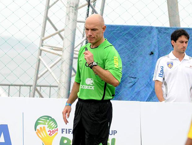 árbitro Webb na partida do Soccerex (Foto: Márcio Iannacca / GLOBOESPORTE.COM)
