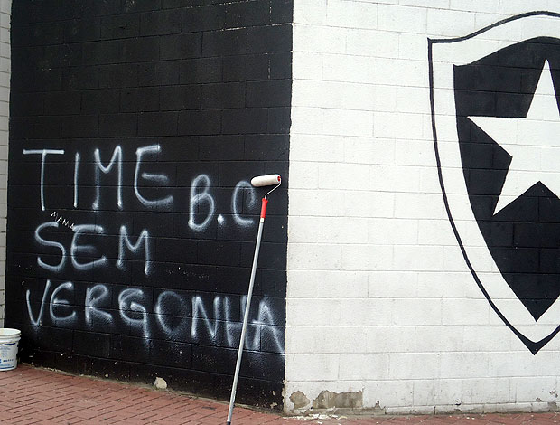 muro do Engenhão pichado contra o Botafogo (Foto: Thales Soares / Globoesporte.com)