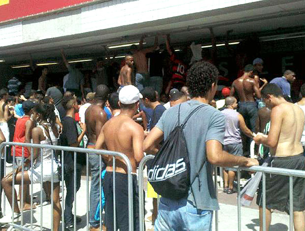 confusão na fila de ingressos do Flamengo no Engenhão (Foto: André Durão / GLOBOESPORTE.COM)