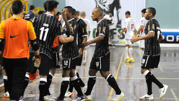 Joinville e Corinthians se enfrentam na Taça Brasil de Futsal (Foto: Luciano Bergamaschi/Divulgação)