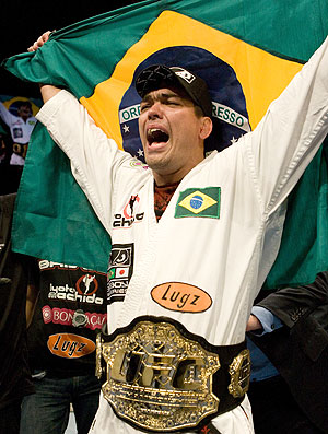 Lyoto com o cinturão dos meio-pesados do UFC (Foto: Getty Images)
