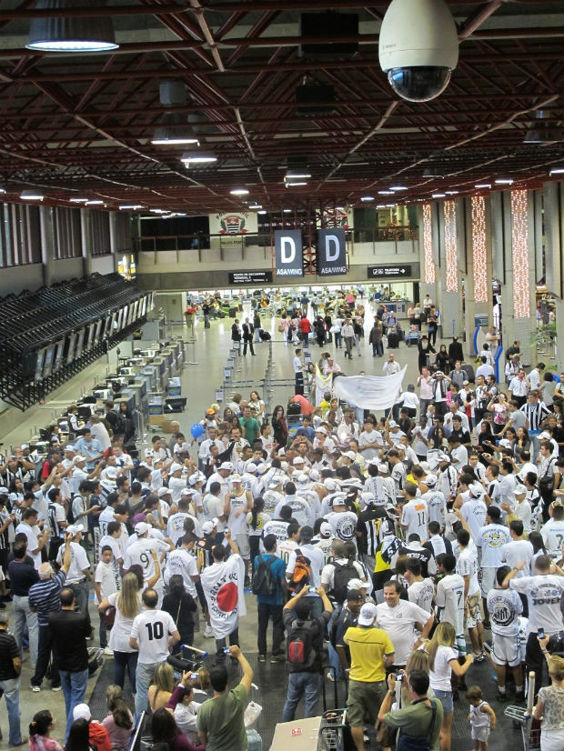Torcedores santistas lotam o Aeroporto de Cumbica (Foto: Cassio Barco / globoesporte.com)
