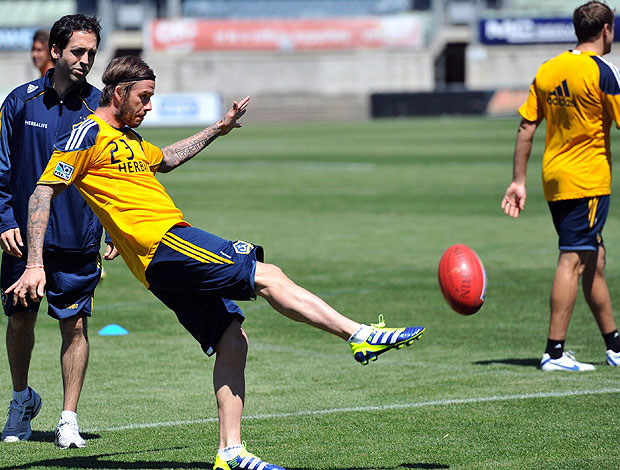 Beckham chutando bola de football americano (Foto: EFE)