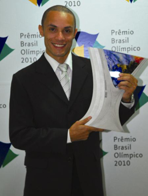 Márcio Wenceslau com o Prêmio Brasil Olímpico de 2010 (Foto: Divulgação)
