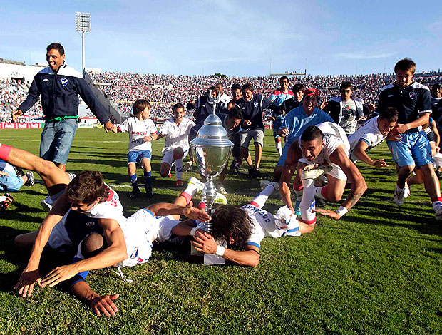 jogadores do Nacional-URU comemoram título (Foto: Reuters)