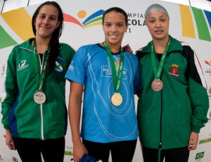 Rafaeli Coutinho (no centro), ouro nos 50m peito das Olimpíadas Escolares 2011 (Foto: Divulgação/COB)