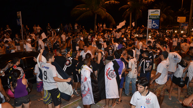 Torcedores do Corinthians invadem orla de João Pessoa (Foto: Walter Paparazzo)