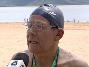 Atleta de 78 anos percorre mil metros e dá exemplo aos mais jovens (Foto: Reprodução/TVCA)