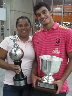 Mosquito com o troféu de artilheiro e melhor jogador do Sul-Americano Sub-15 e a mãe (Foto: Luna Vale/Globoesporte.com)