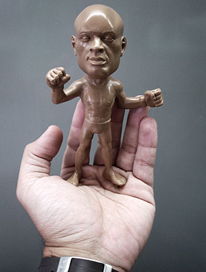 Boneco miniatura do Anderson Silva que o Corinthians está produzindo (Foto: Reprodução)