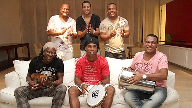 Ronaldinho e Grupo Samba Pra Gente (Foto: Assessoria de imprensa do Grupo Samba Pra Gente)