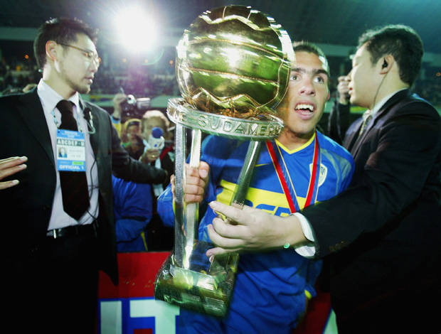 Tevez pelo Boca Juniors com o troféu do Mundial (Foto: Getty Images)