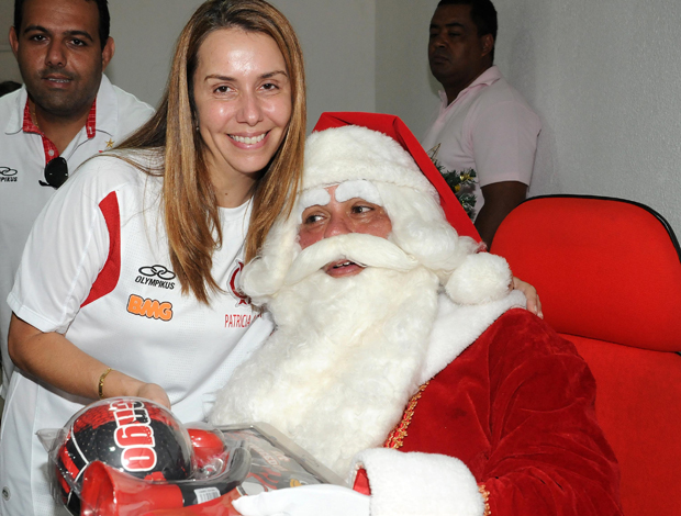 Patricia Amorim com Papai Noel no Flamengo (Foto: Alexandre Vidal/Fla Imagem)