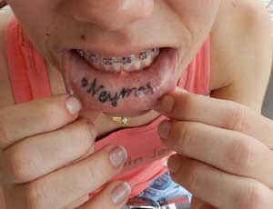 Juliana Lemes tatuou nome do jogador no lábio (Foto: Hismênia Keller / GLOBOESPORTE.COM)